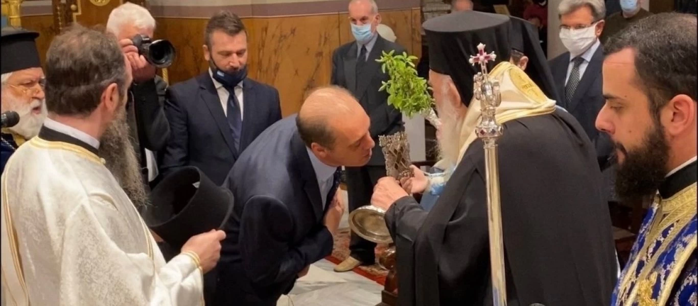 Θεοφάνια: Στη Μητρόπολη Αθηνών ο Κ.Βελόπουλος - «Γιατί δεν φοβόμαστε να φιλήσουμε τον Σταυρό» (φώτο)